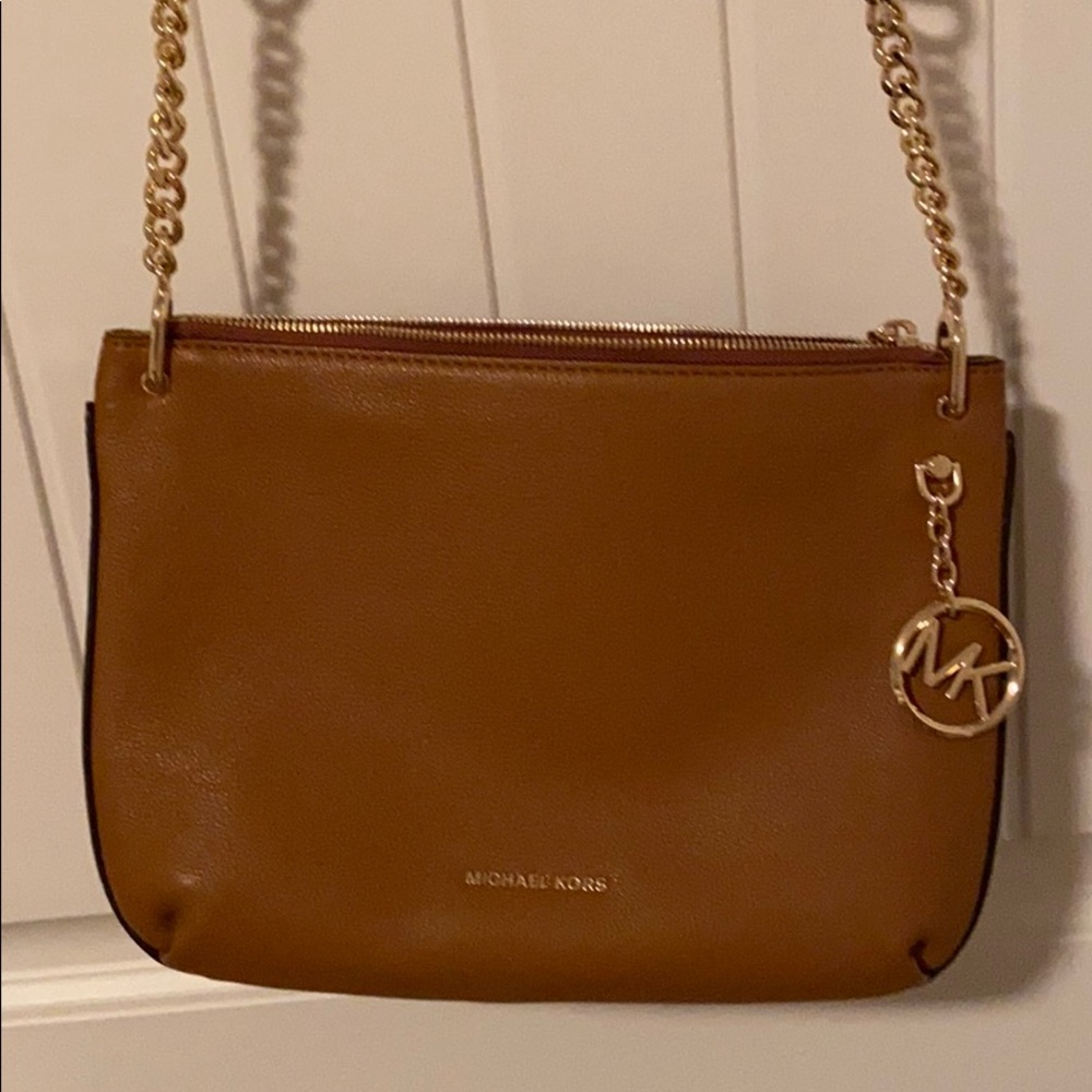 Michale Kors brown purse. Like new .With care card